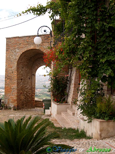 19-P8035945+.jpg - 19-P8035945+.jpg - Una delle antiche porte di accesso al borgo medievale di  Montepagano.